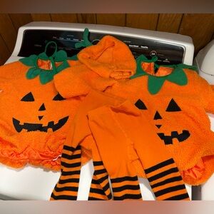 2x- Pumpkin Costume with hat and black/orange tights. 12-18months.